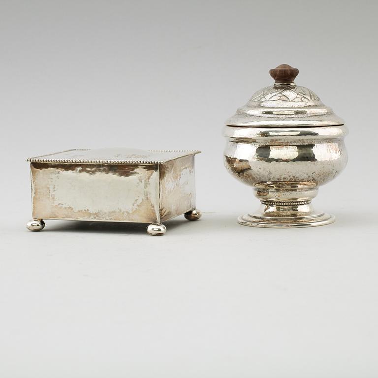 CIGARETTSKRIN samt LOCKSKÅL, silver, 1900-talets första hälft. Lockskålens vikt ca 16 gram.