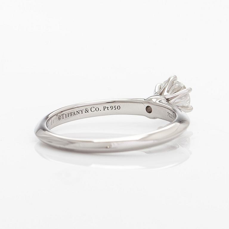 Tiffany & Co, a platinum ring with a brilliant-cut diamond 0.48 ct. With certificate.