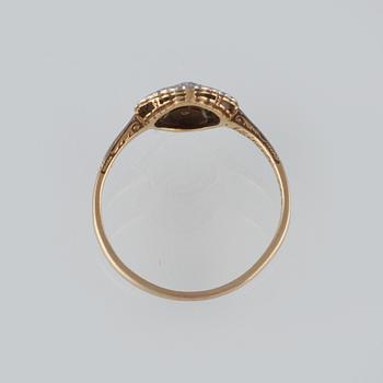 RING, 18K guld med en äldre briljantslipad och 4 rosenslipade diamanter, importstämplad. Vikt 2,0 gram.