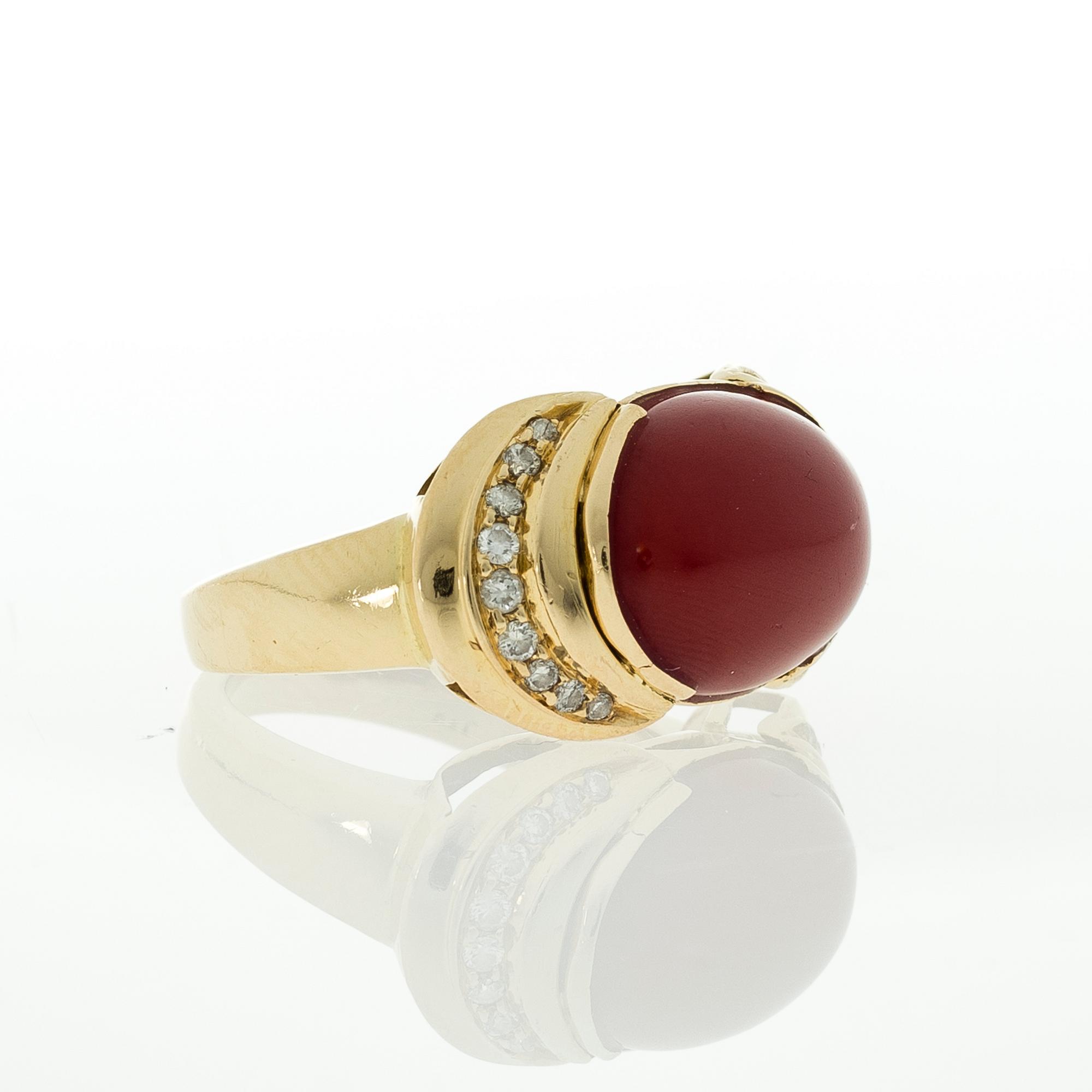 RING, cabochonslipad kalsedon, briljantslipade diamanter, 18K guld.