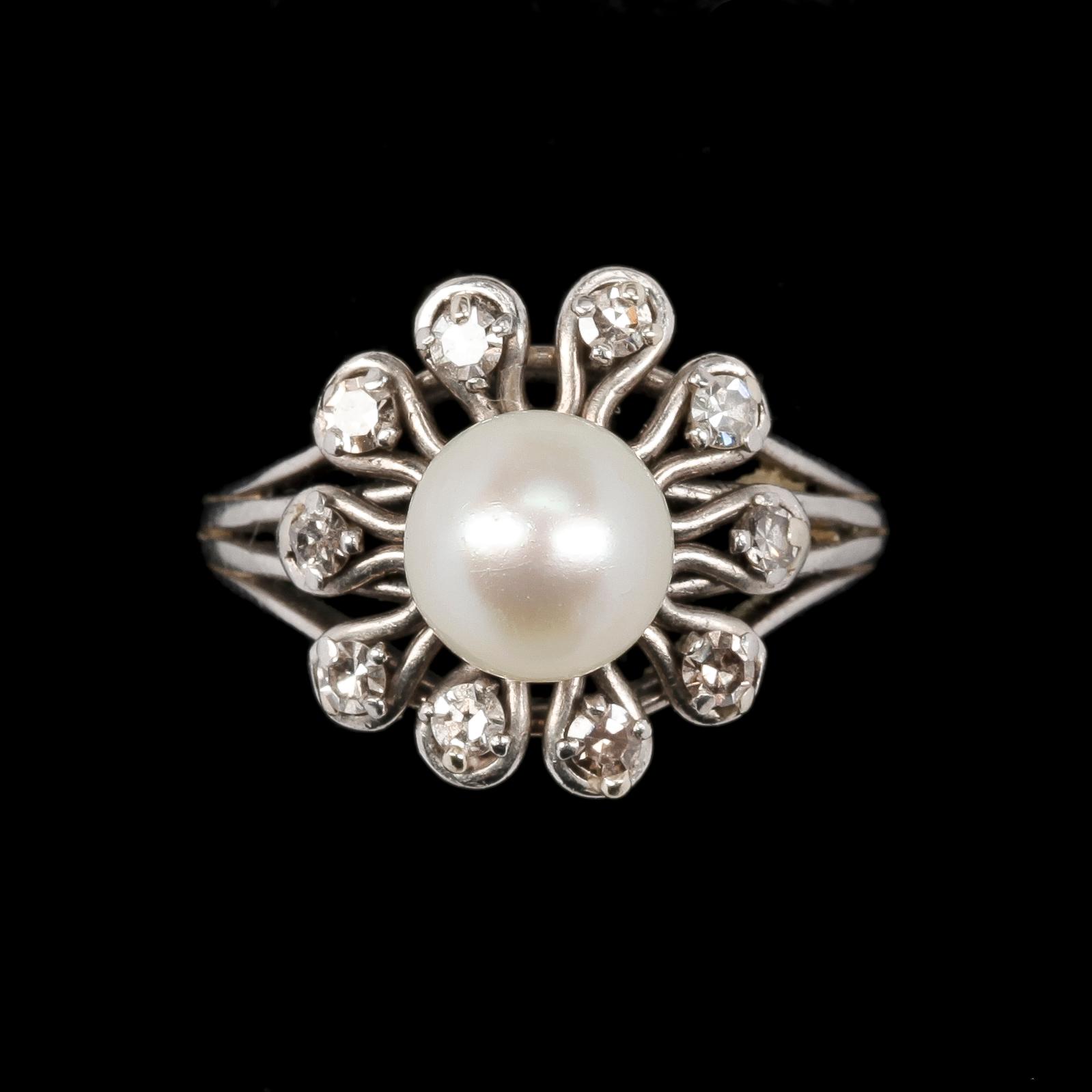 RING, 18k vitguld med åttkantslipade diamanter och pärla.