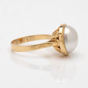 Ring 18K guld med en mabépärla.