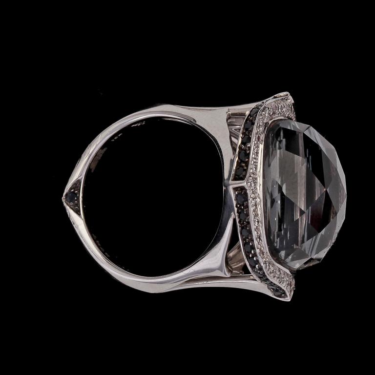 RING, Stephen Webster, sapphire set with black and whtie brilliant cut diamonds, tot. app. 0.35 / 0.40 cts.