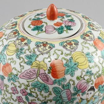 LOCKURNA, porslin, Kina, 1900-tal.