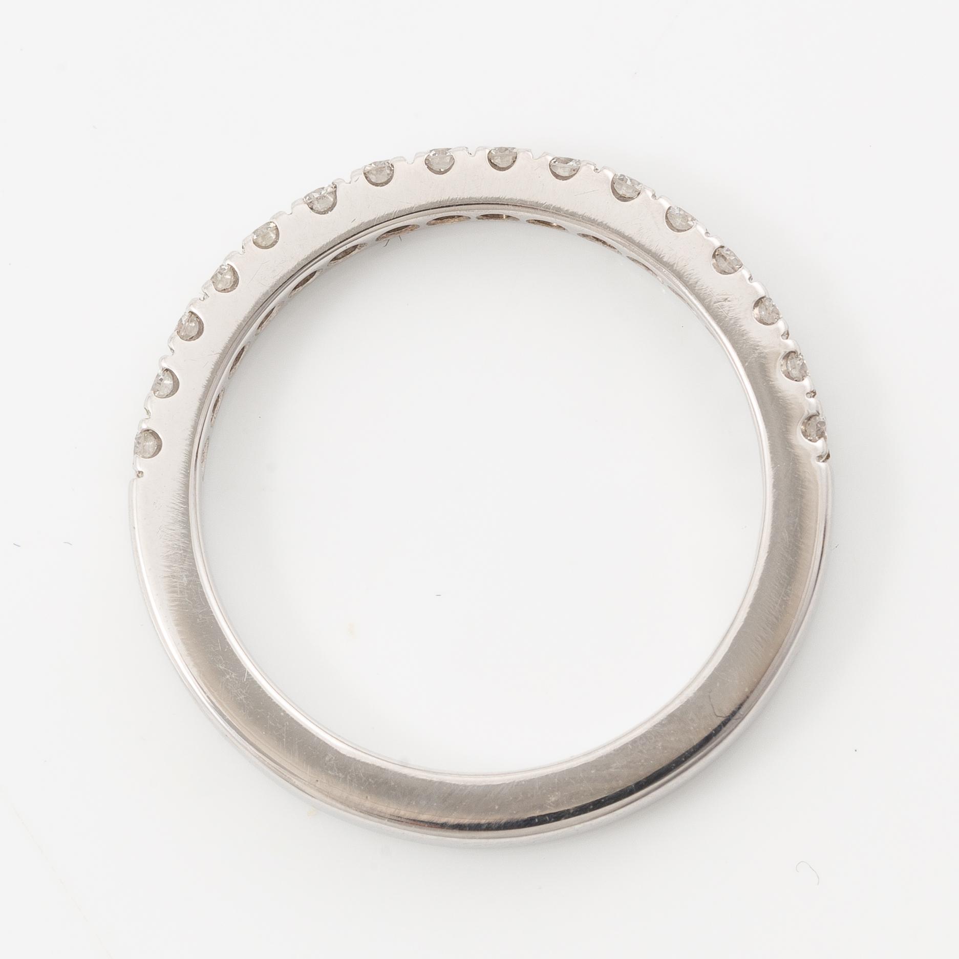 Alliance ring in 18K white gold set with brilliant-cut diamonds.