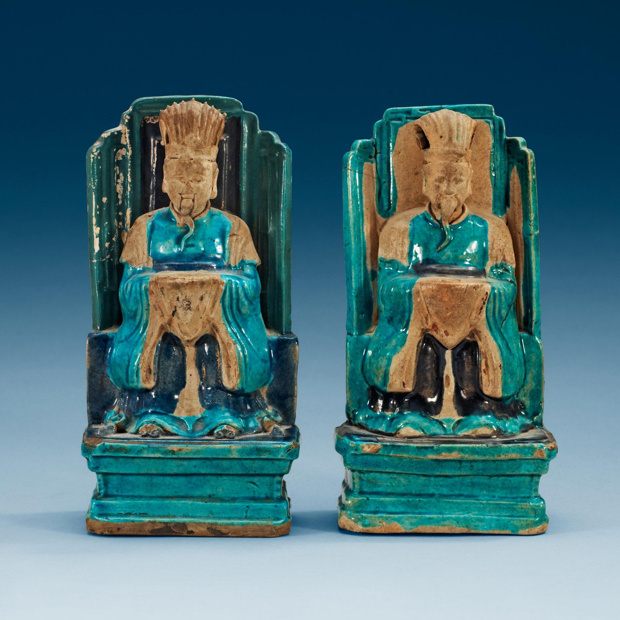 FIGURINER, två stycken, keramik. Ming dynastin, 1600-tal.