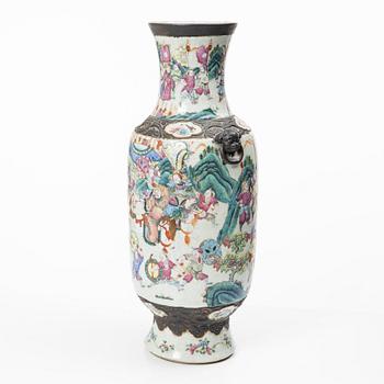 Golvurna, porslin, Kina, sen Qingdynasti, omkring år 1900.