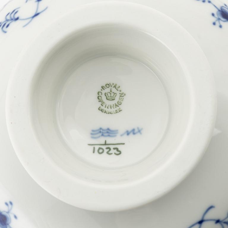 Royal Copenhagen, 4 porcelain 'Musselmalet' serving plates, modelnr 1023, Denmark.