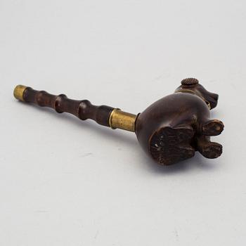 A box and a carved smoking pipe head 19/20th century.