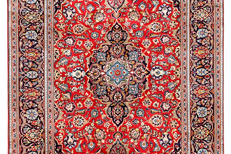 A Kashan carpet, c. 315 x 208 cm.