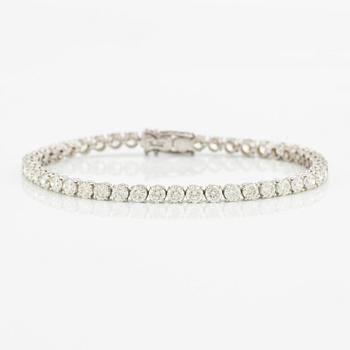 Tennis bracelet with brilliant-cut diamonds.