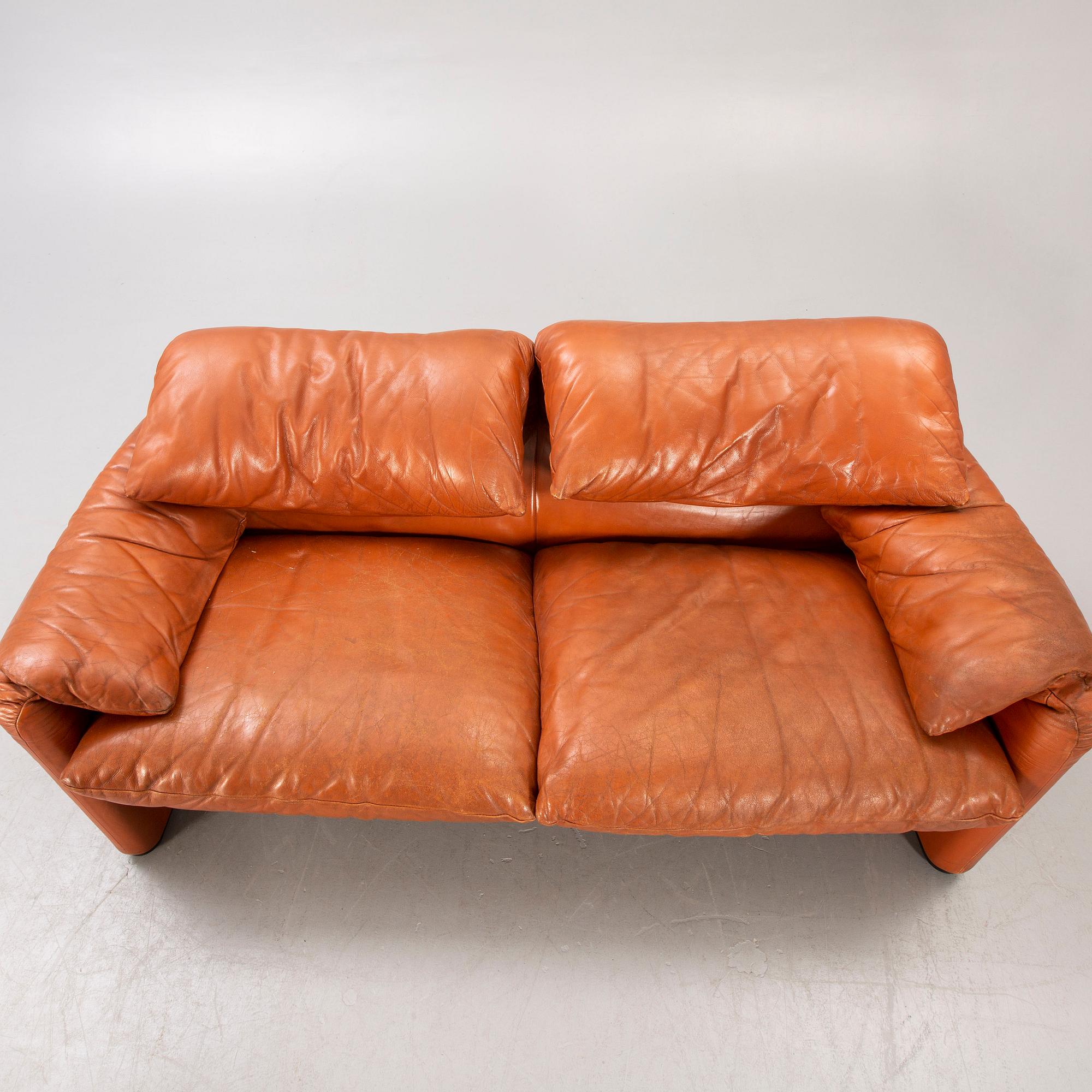 A Vico Magistretti "Maralunga" leather sofa for Cassina, Italy late 20th century.