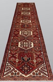 A Hamadan runner, approx. 410 x 102 cm.