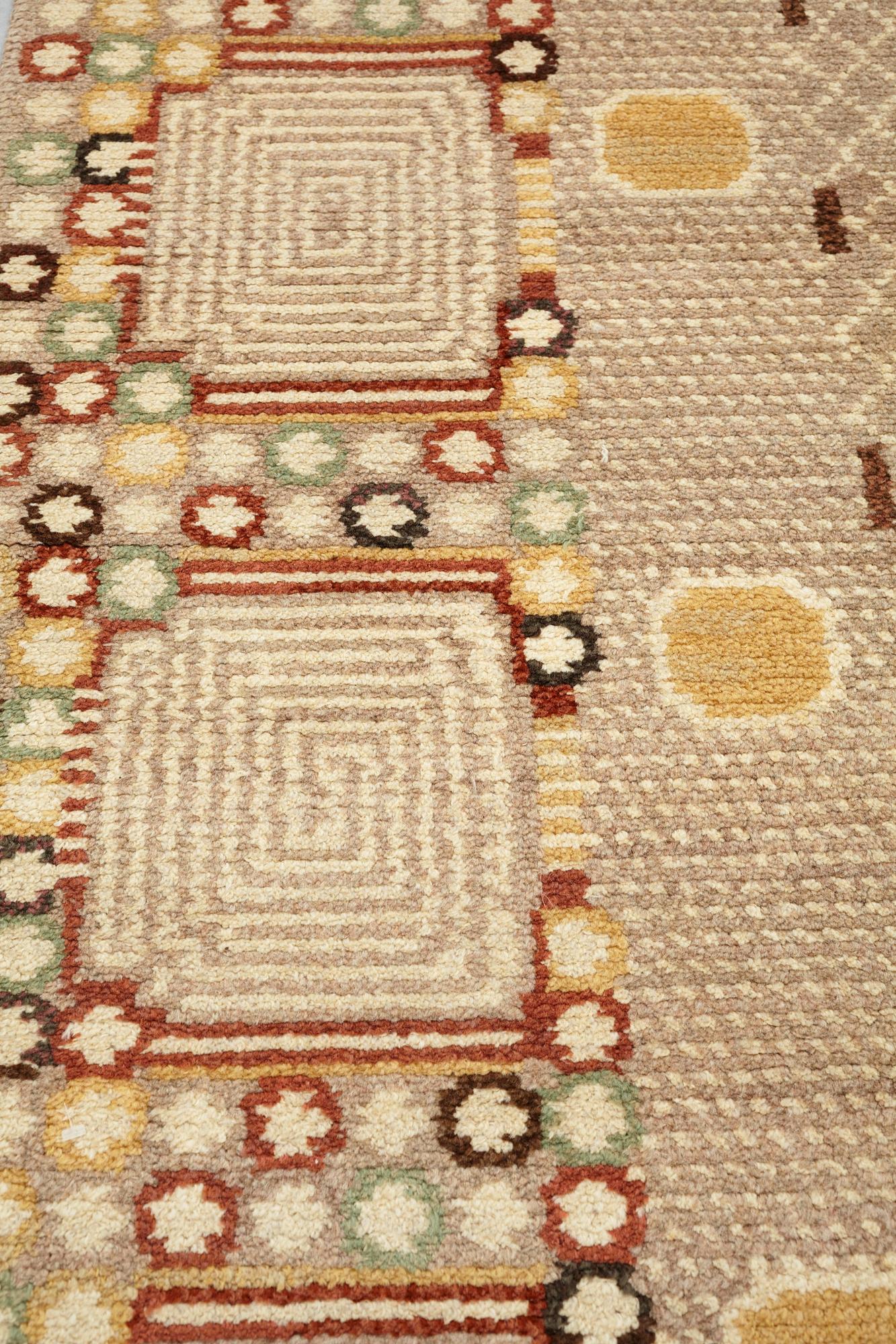 Barbro Nilsson, matto, "Krabban, grå", knotted pile, ca 272-277 x 178,5-183 cm, signed AB MMF BN.