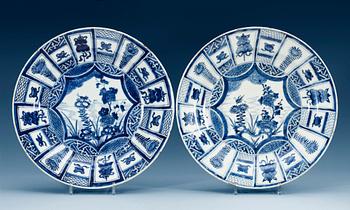 A pair of blue and white chargers, Qing dynasty, Kangxi (1662-1722). (2).