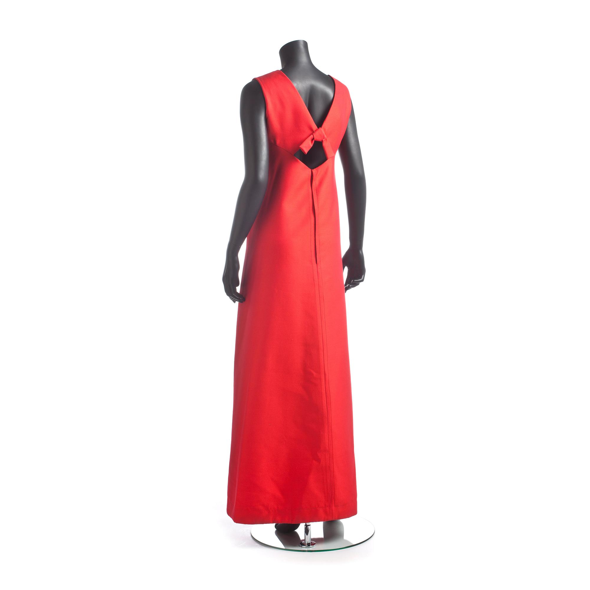 MÄRTHASKOLAN, a red evening dress.