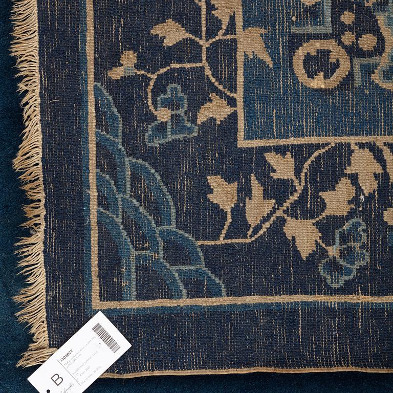 Matta, semiantik Kina, ca 293-295 x 242-246,5 cm.