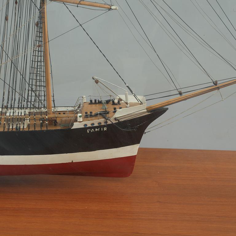 SKEPPSMODELL i glasmonter, 1900-talets andra hälft.