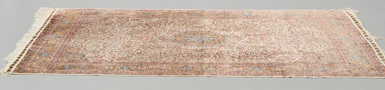 Matto an old silk Turkey, ca 237,5 x 146,5 (as well as 3,5-4 cm flat weave at the ends).