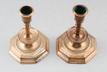 LJUSSTAKAR, 1 par, barock, tidigt 1700-tal, mässing.