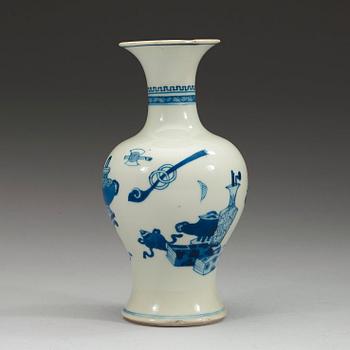 A blue and white vase, Qing dynasty Kangxi (1662-1722).