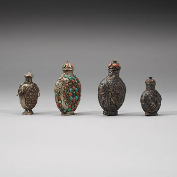 SNUSFLASKOR, fyra stycken, vitmetall samt låghaltigt silver. Tibet, 1800-tal.