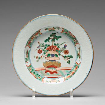 761. A set of five famille verte dishes, Qing dynasty, Kangxi  (1662-1722).