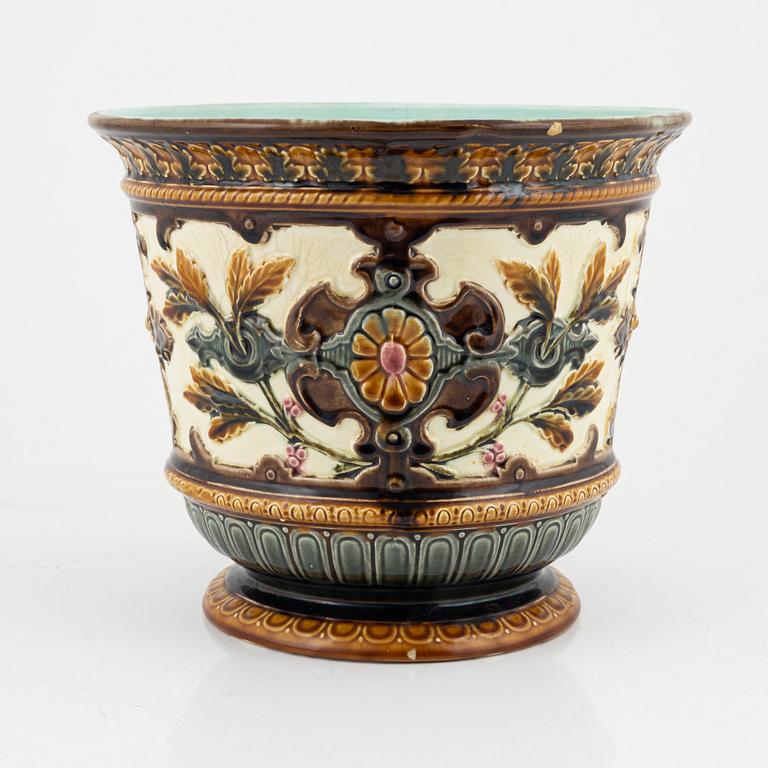 An earthenware urn from Rörstrand, around the year 1900.