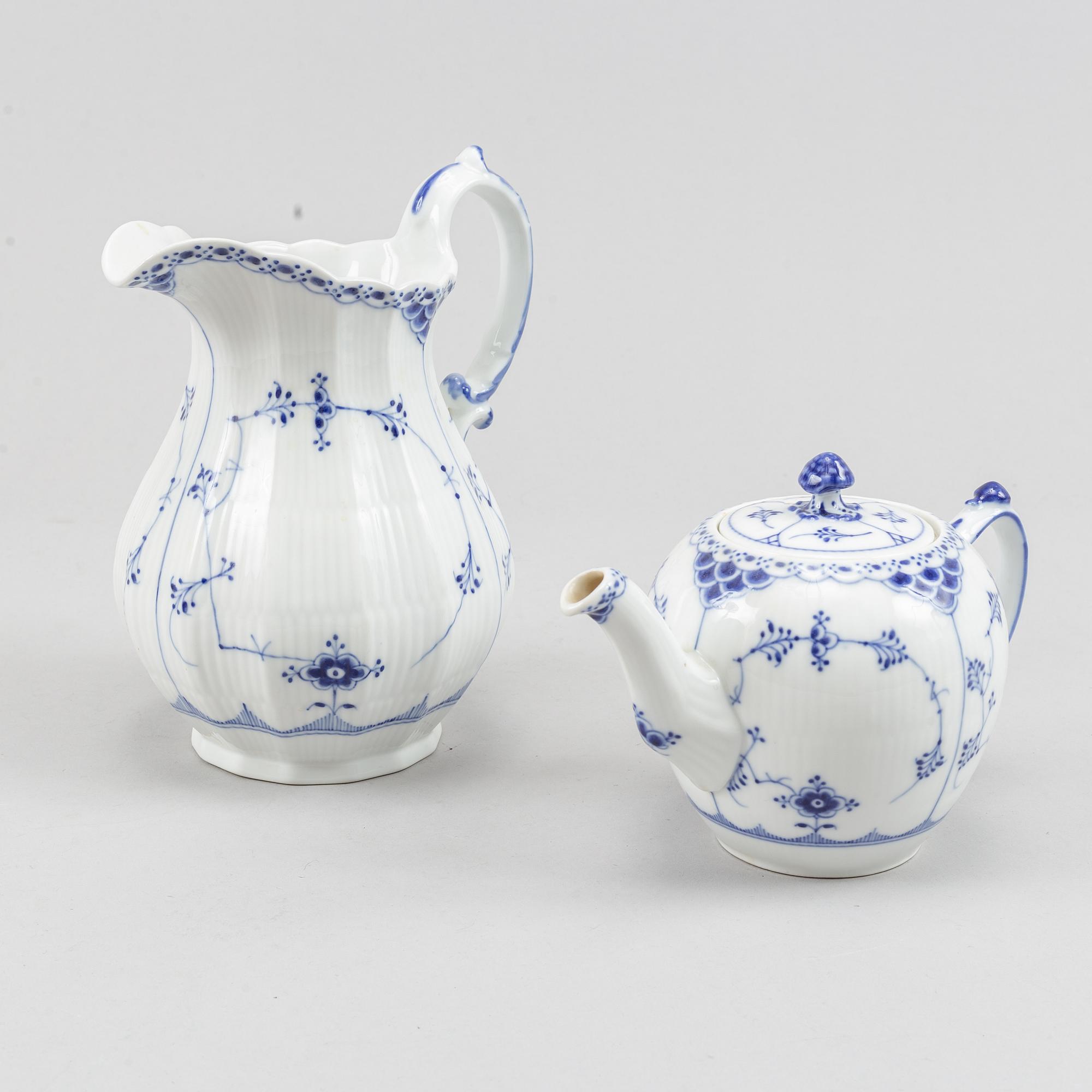 Royal Copenhagen, mat- samt kaffeservis, 85 delar, porslin. "Musselmalet", Danmark, 1900-tal.
