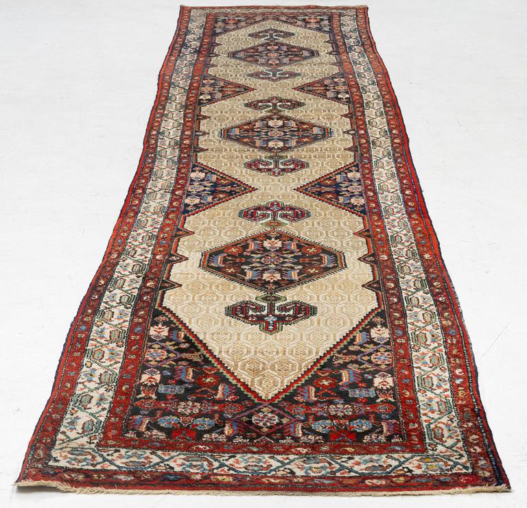 A runner carpetorient, 480 x 103 cm.