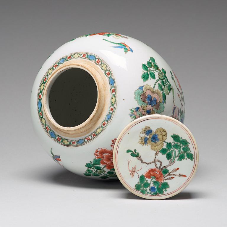 KRUKA med LOCK, porslin. Qingdynastin, Kangxi (1662-1722).