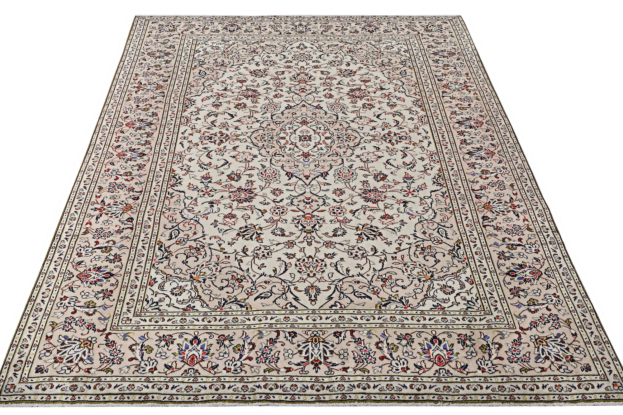 A Kashan carpet, c. 300 x 202 cm.
