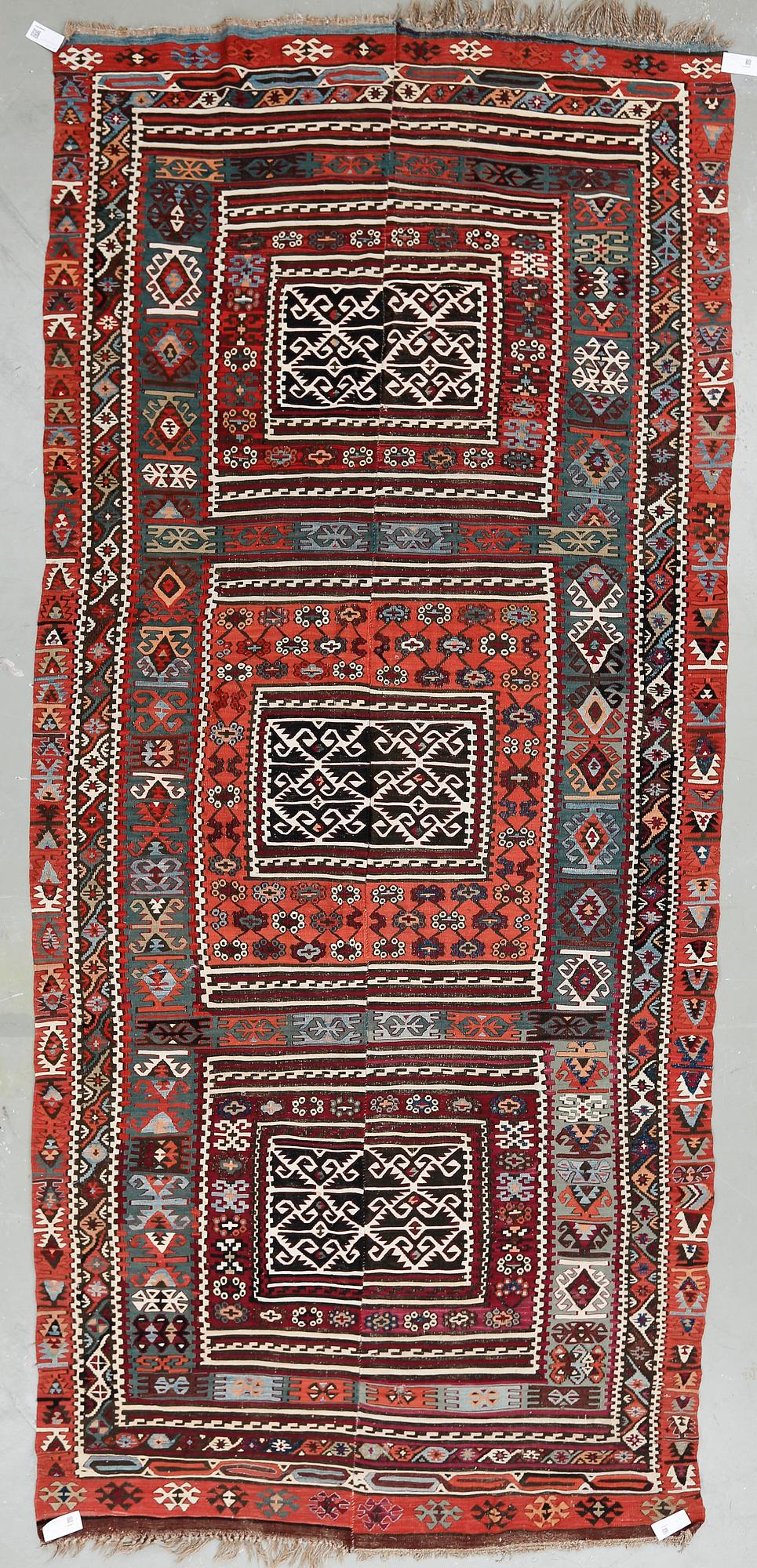 MATTA, semiantik Kelim. Ca 395x178 cm.
