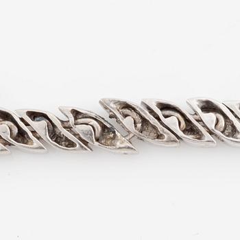 Bracelet in 18K white gold with round brilliant, octagon, and rose-cut diamonds.