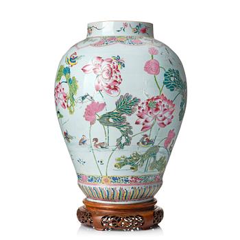 997. A large famille rose jar, Qing dynasty, Qianlong (1736-95).