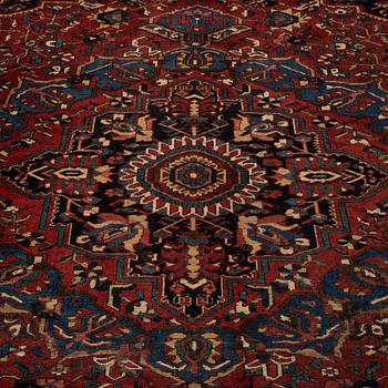 A carpet from Bakhtiari, around 339 x 235 cm.