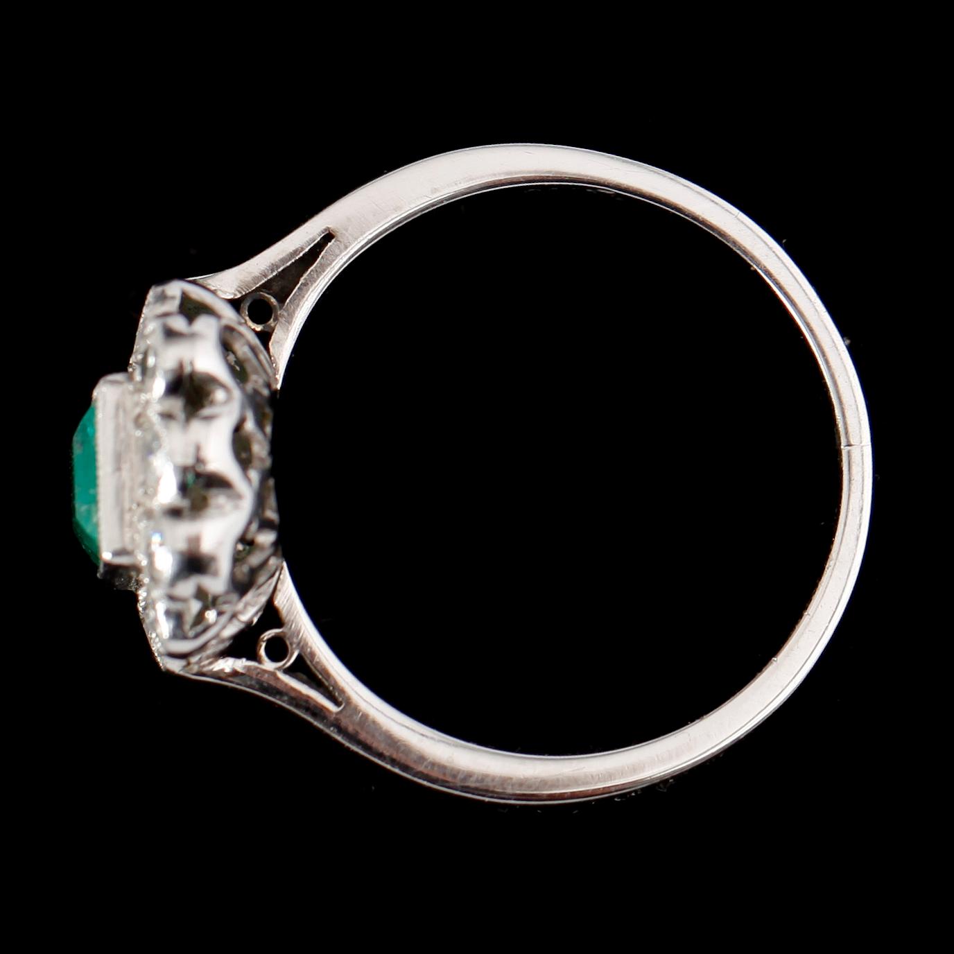RING, 18 k vitguld, med diamanter ca 0.36 ct samt smaragd.  Total vikt ca 4 g.