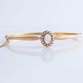 ARMRING, med opal och orientaliska pärlor, Gustav Dahlgren & Co, Malmö, 1917.