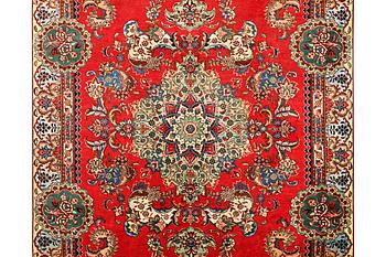 A carpet, Tabriz, ca 318 x 211 cm.