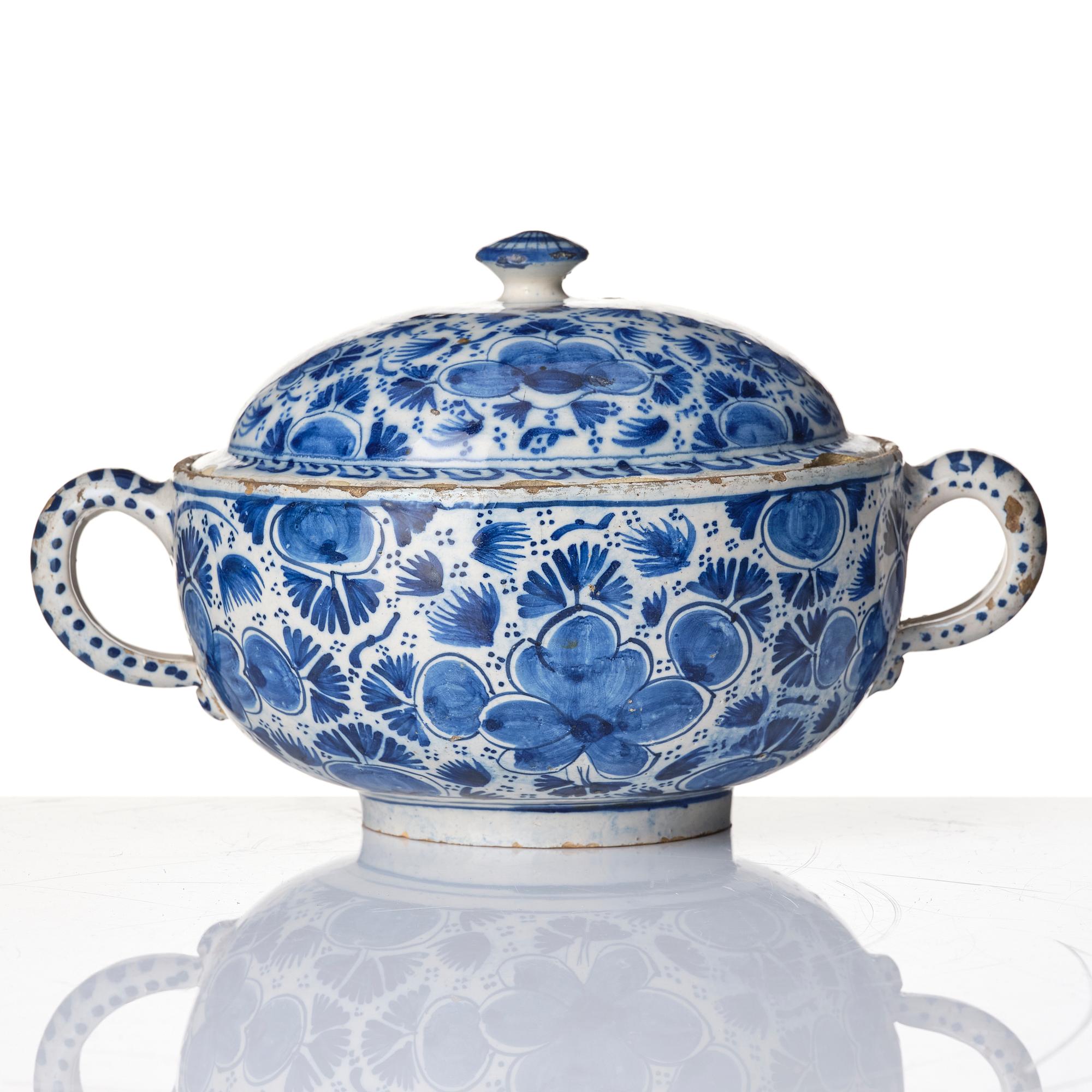 A blue and white faience tureen with cover 'kallskål', 18th century.