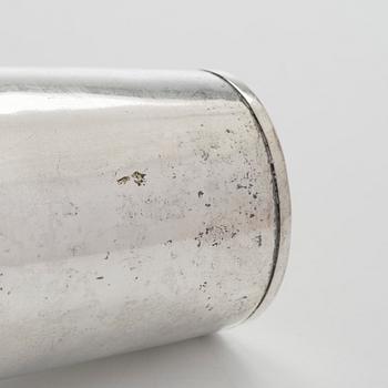 Bägare, silver, mästarstämpel OWL, 1700-talets mitt, gravyr daterad  1760. Oidentifierad mästare.