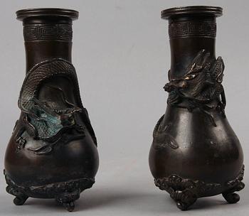 VASER, ett par, brons. Kina, 1900-talets första hälft.
