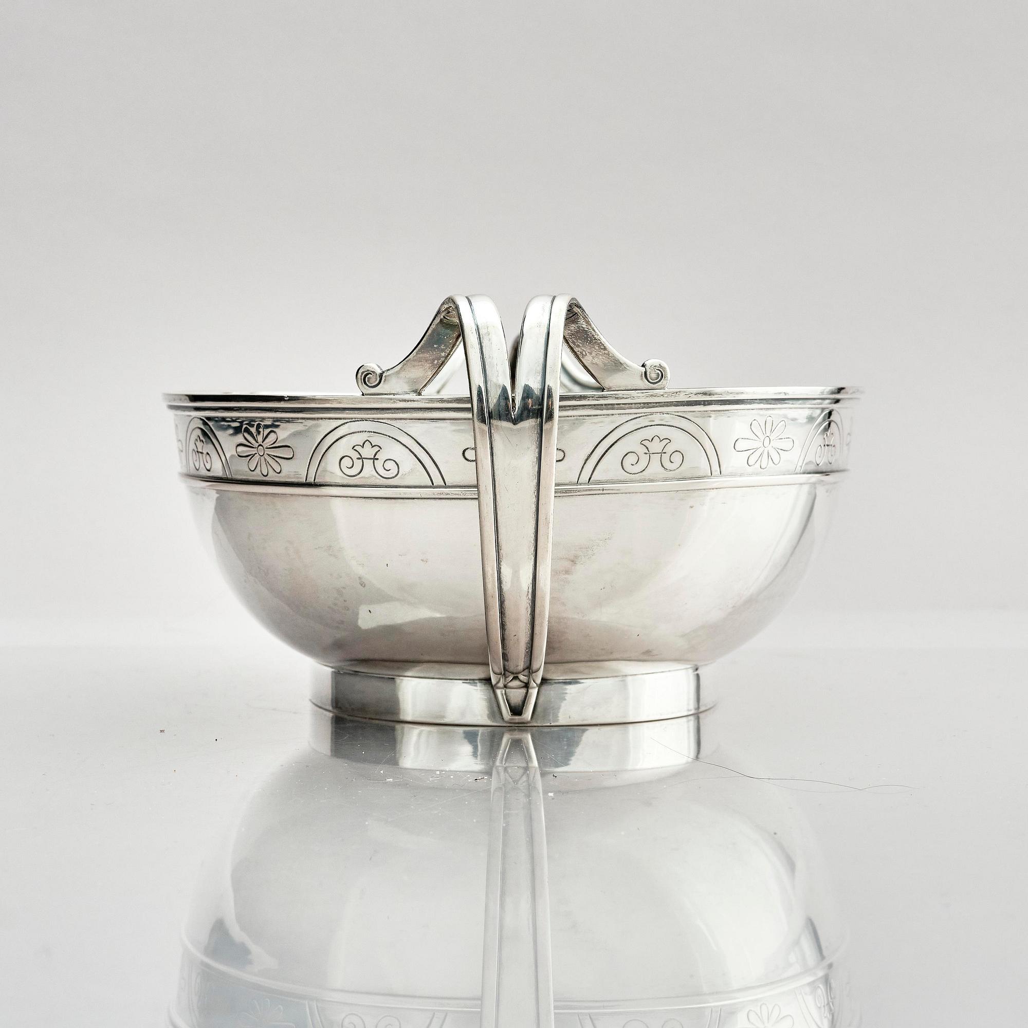 W.A. Bolin, oval skål med hänklar, silver. Stockholm 1931.