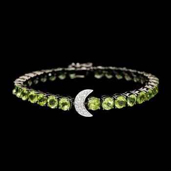 ARMBAND, silver med peridoter samt små briljantslipade diamanter. Vikt 15,6 g.