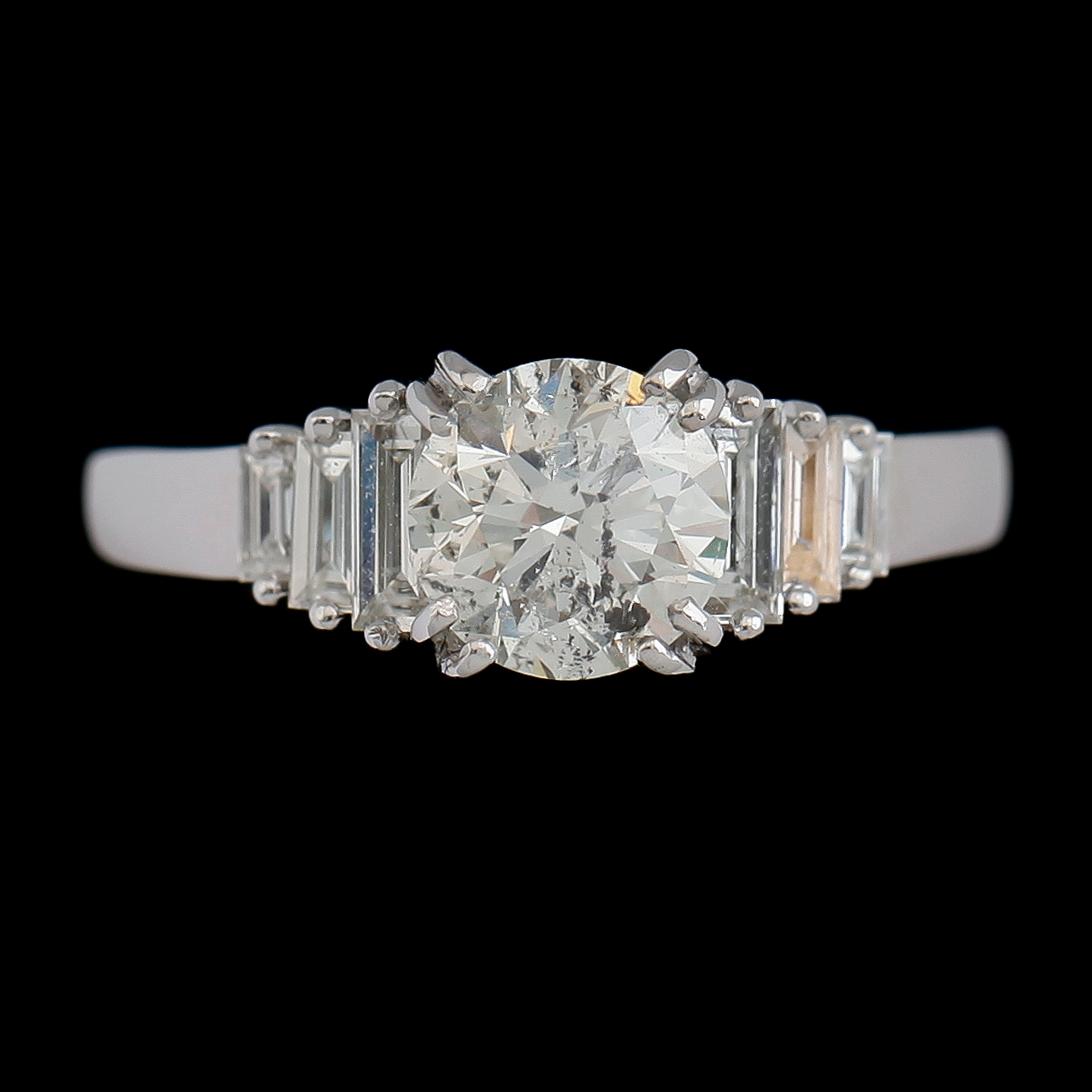 RING, 18 k vitguld, baguett- och briljantslipade diamanter tot ca 1.70 ct.