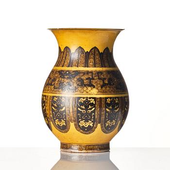 A yellow ground vase, late Qing dynasty/early 20th Century.