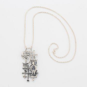 A Jorma Laine pendant with chain in silver.