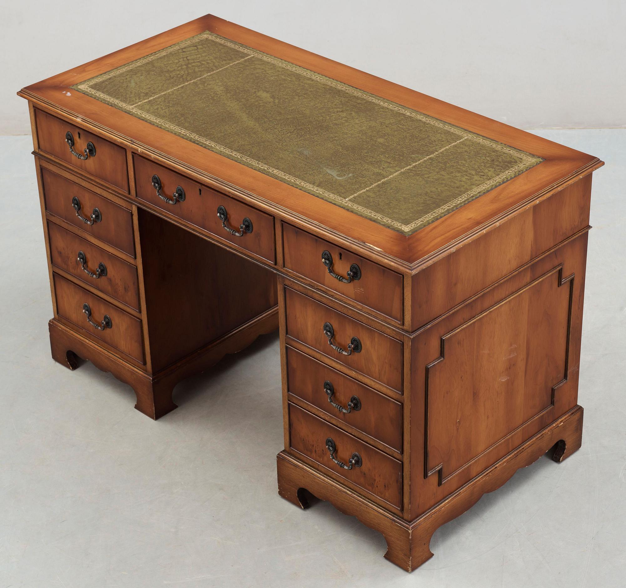 SKRIVBORD, engelsk stil, 1900-talets andra hälft.