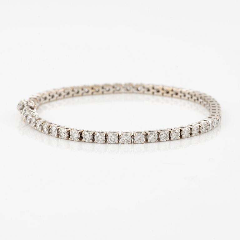 Tennis bracelet 18K white gold with round brilliant-cut diamonds.