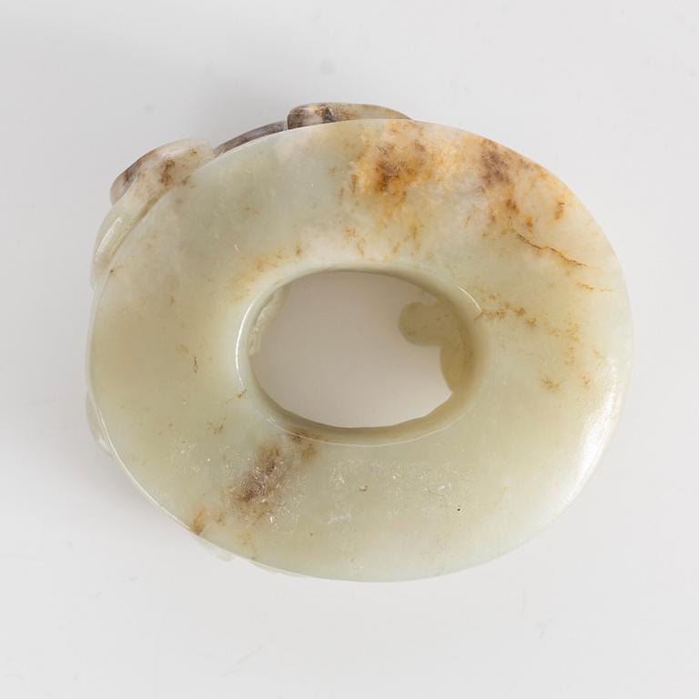 A scultpured nephrite object, Qing dynasty, circa 1900.